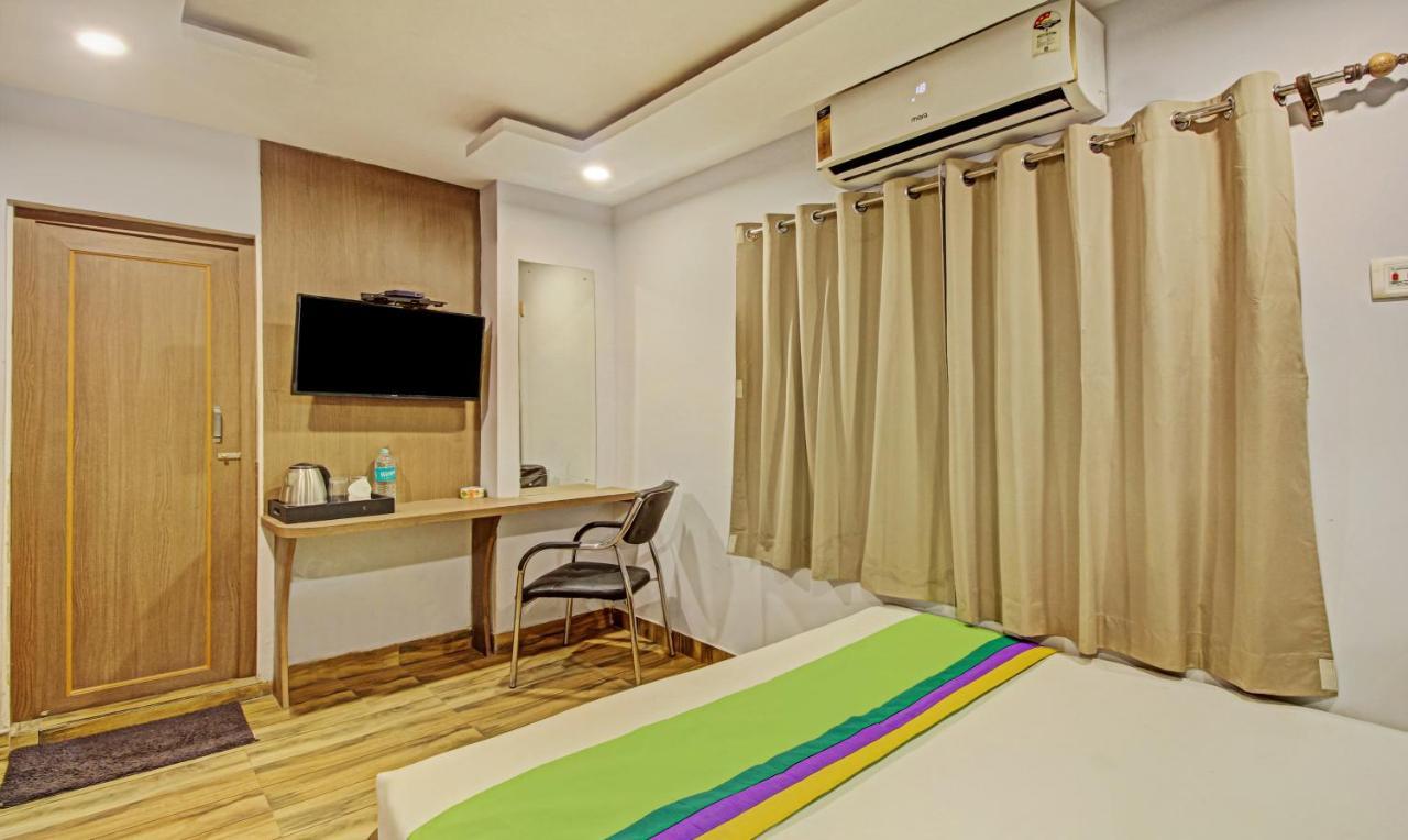 Hotel Royal Crowne Near Kolkata Airport Exteriör bild